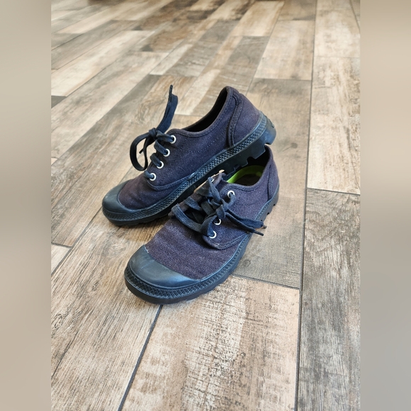 Shoes - Picture 2 of 6